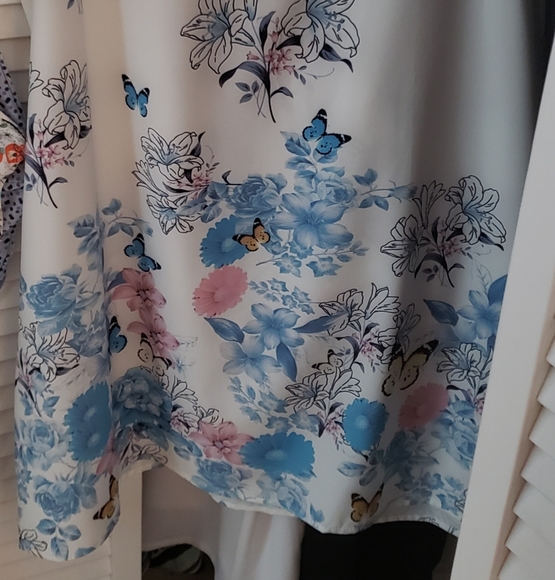 Polyester silky feel dress. Size Small/ medium. - Picture 4 of 4